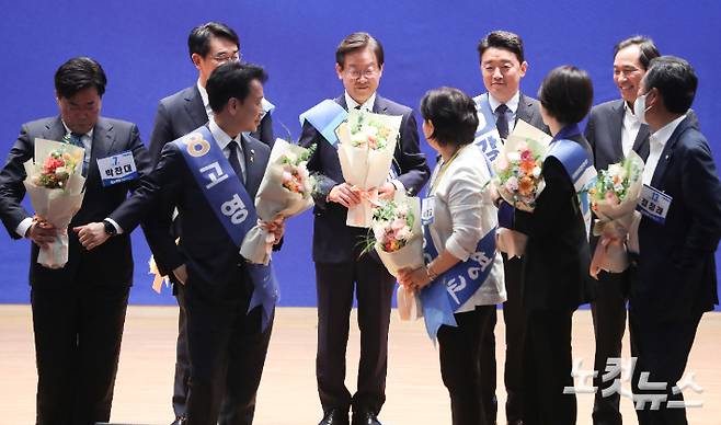 박용진, 이재명, 강훈식(왼쪽부터) 더불어민주당 당대표 예비후보가 28일 오후 서울 여의도 국회 의원회관에서 열린 더불어민주당 당대표 및 최고위원 선출을 위한 예비경선대회에서 최종 후보로 선출된 뒤 축하를 받고 있다. 윤창원 기자