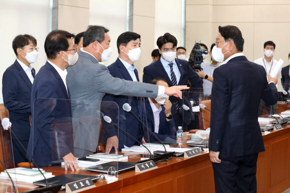 28일 국회에서 열린 행정안전위원회 전체회의에서 더불어민주당 간사인 김교흥(오른쪽 첫 번째) 의원이 민주당 의원들과 대화를 나누고 있다. 이날 회의에서 여야는 윤희근 경찰청장 후보자 인사청문회에 부를 증인 선정을 두고 신경전을 벌였다.김명국 기자