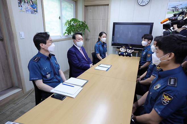 윤석열 대통령이 7월29일 오전 서울 서대문구 신촌지구대를 방문, 폭염 속 민생치안 활동에 여념이 없는 경찰관들과 환담하고 있다. ⓒ 연합뉴스