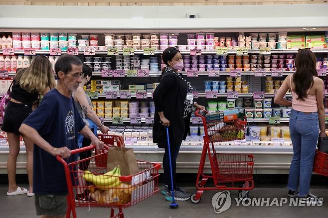 미국 뉴욕시 맨해튼에서 장보는 시민들 [로이터 연합뉴스 자료사진. 재판매 및 DB 금지]