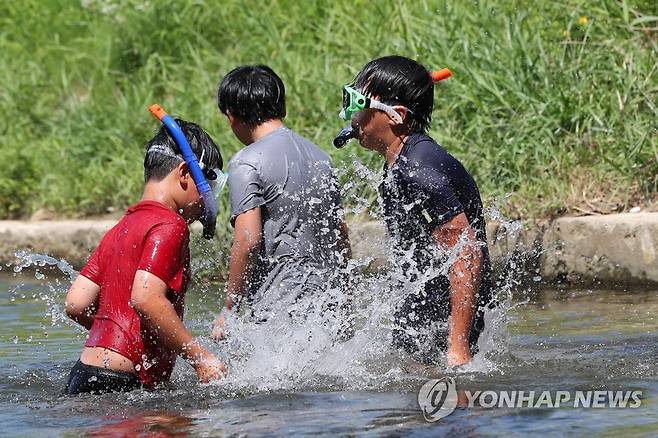 물놀이로 더위 날려요 [연합뉴스 자료사진]