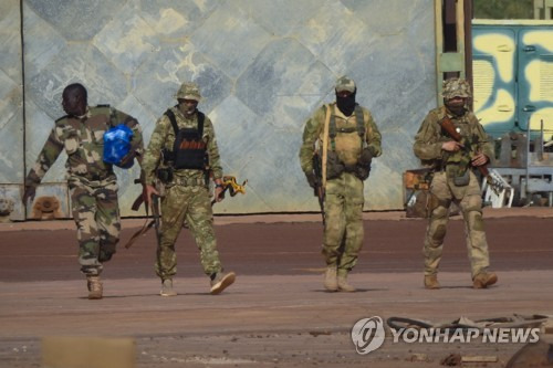 아프리카 말리에서 포착된 러시아 용병(오른쪽 3명)  [AP/연합뉴스 자료사진, 프랑스 육군 제공, 재판매 및 DB 금지]