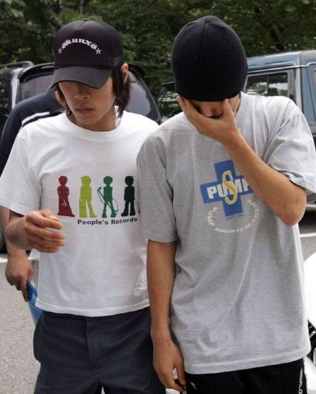 생방송으로 진행되던 음악방송 공연 중 알몸을 노출시켰던 인디밴드 카우치 멤버 신모씨와 스파이키 브랫츠 멤버 오모씨가 2005년 8월 5일 영장실질심사(구속 전 피의자심문)를 받기 위해 서울남부지법에 출석하고 있다.(사진=연합뉴스)