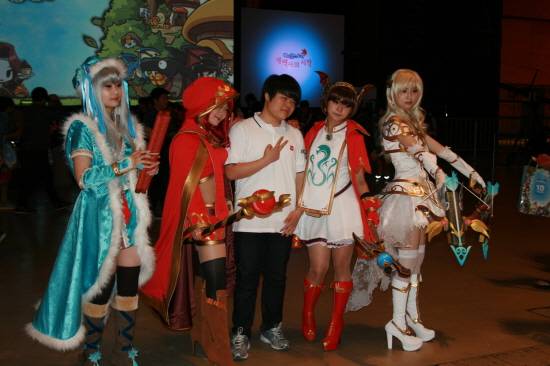 ▲ 모델들과 함께 사진을 찍으며 즐기는 유저