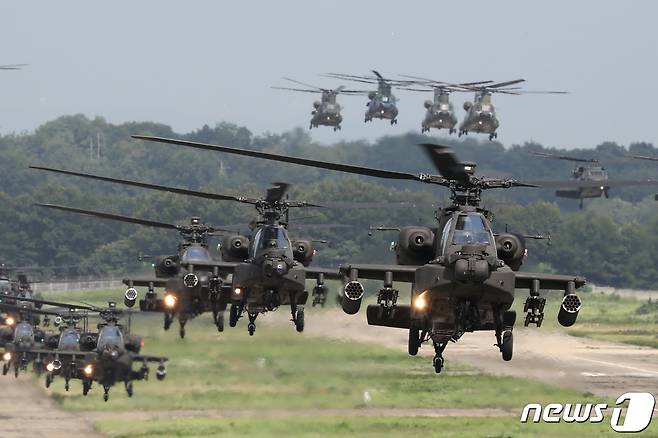 지난 25일 경기도 이천시 육군항공사령부에서 열린 대규모 항공작전 훈련에서 AH-64E 아파치 가디언 공격헬기가 호버링을 하고 있다. 2022.7.26/뉴스1 ⓒ News1 사진공동취재단