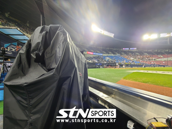 29일 서울 잠실야구장에서 열린 2022 KBO 리그 KT위즈 대 LG트윈스 경기, 5이닝 이후 중계차량 문제로 중계 시스템이 작동되지 않아 카메라가 베일에 덮여 있다. 사진｜뉴시스