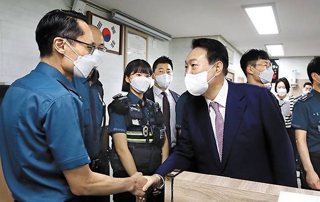 윤석열 대통령이 29일 서울 서대문구 신촌 지구대를 방문해 경찰관들과 악수하고 있다. 윤 대통령은 “현장에서 묵묵히 소임을 다하고 있는 경찰관들의 모습을 보니 국민의 한 사람으로서 든든하다”면서 “국민들이 안심하고 일상을 영위할 수 있도록 최선을 다해달라”고 했다. /연합뉴스