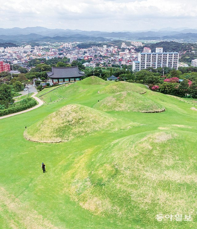 가야 송현동고분군에서 바라본 창녕군 전경.