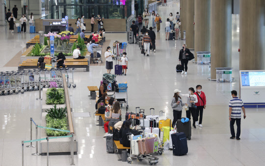 해외 유입된 코로나19 신규 확진자 수가 425명을 기록한 28일 오후 인천국제공항 제1터미널에서 입국자들이 이동하고 있다. 연합뉴스