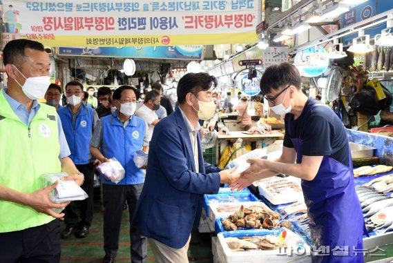 김동근 의정부시장 29일 폭염예방물품 나눔 행사 참석. 사진제공=의정부시