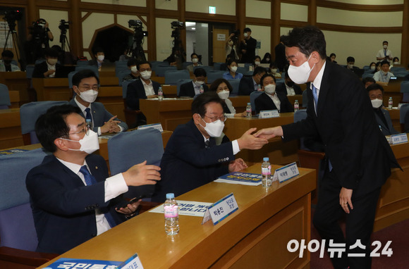 29일 오전 서울 여의도 국회 의원회관에서 열린 더불어민주당 국민통합 정치교체 추진위원회 당대표 후보자 초청 공개토론회에서 이재명, 박용진, 강훈식 후보가 악수를 하고 있다. [사진=김성진 기자]