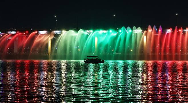 29일 오후 반포대교 달빛무지개분수 옆으로 요트가 지나고 있다. 우상조 기자