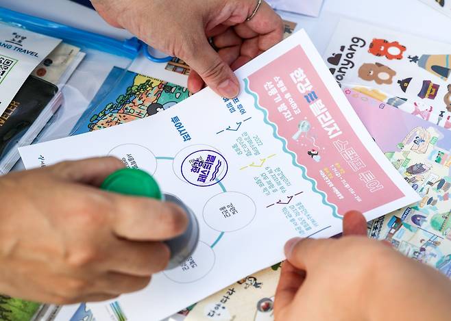 29일 오후 서울 여의도한강공원 여의나루역 앞에 마련된 '한강빌리지'에서 시민들이 스탬프를 모으고 있다. 1일 100명 선착순 한정으로 한강빌리지에 마련된 체험 부스 6곳에서 체험을 마치고 스탬프를 모두 찍으면 미니 선풍기를 선물로 받을 수 있다. 우상조 기자