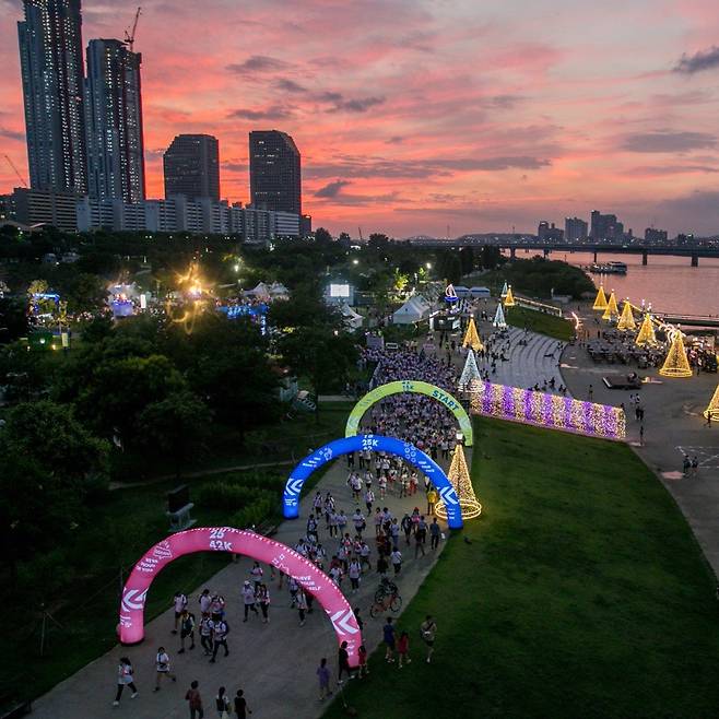 30일 여의도한강공원에서는 여름밤 한강에서 펼쳐지는 비경쟁 워킹 레이스 '한강 나이트워크 42K'가 진행된다. 42K 코스는 원효대교부터 광진교까지이며, 22K 코스는 양화대교부터 반포대교, 15K는 원효대교부터 반포대교 사이를 왕복한다. 사진은 지난 대회. [사진 서울시]