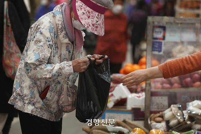 서울의 한 전통시장에서 장을 보는 시민. 연합뉴스