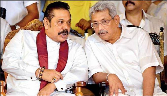 스리랑카를 족벌정치로 망친 마힌다 라자팍사 전 총리(왼쪽)와 고타바야 라자팍사 전 대통령(오른쪽) 형제.