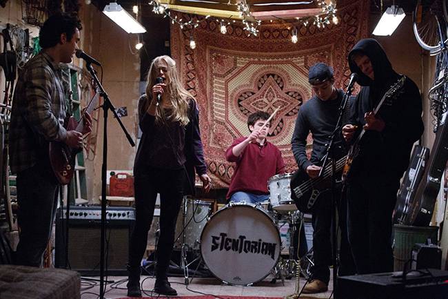 패트릭(오른쪽 끝)은 하고 싶은 게 많다. 여자친구도 여럿 사귀고 싶고, 밴드도 하고 싶다. 그건 리가 조카의 후견인이 되기 주저하는 이유 중 하나이기도 하다.<사진 제공=THE 픽쳐스>