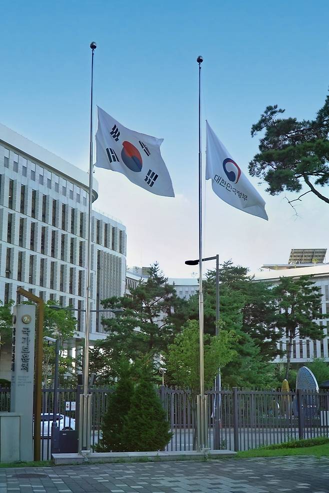 [서울=뉴시스]조기 게양한 국가보훈처. 2022.07.30. (사진=국가보훈처 제공) *재판매 및 DB 금지