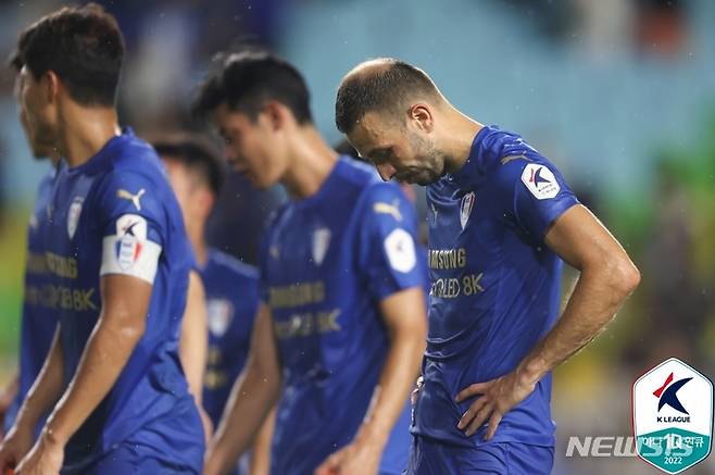 [서울=뉴시스]10경기 연속 무승 수원 삼성. (사진=프로축구연맹 제공)