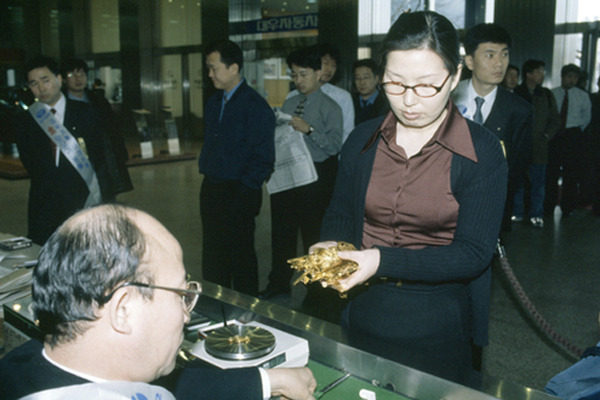 ▲ IMF 외환위기는 한국 경제를 근본적으로 바꿨다. 외환위기 여파가 한창이던 지난 1998년 2월 1일 나라살리기 금모으기 운동이 한창인 가운데 대우그룹 본사에서 직원들을 대상으로 금모으기 운동을 전개하던 모습. ⓒ연합뉴스