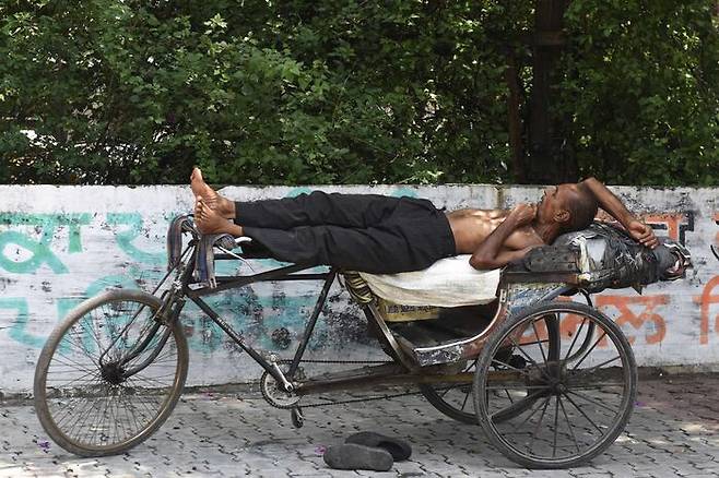 무더위를 피해 낮잠자는 인도 노동자, 지난 16일 (사진:AFP)