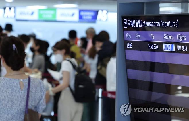 김포공항 국제선 청사에서 이용객들이 일본 도쿄 하네다공항으로 가는 항공편 탑승 수속을 위해 차례를 기다리고 있다. 2022.7.1 [사진/홍해인 기자]