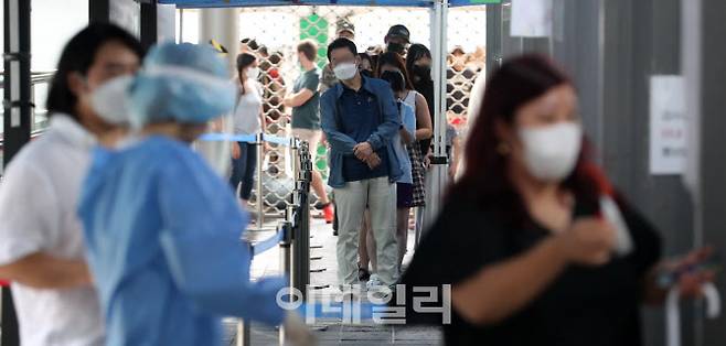 코로나19 재유행세가 이어지는 가운데 24일 서울 용산구 보건소에 마련된 코로나19 선별진료소를 찾은 시민들이 검사를 받기 위해 대기 하고 있다. (사진=이데일리 DB)