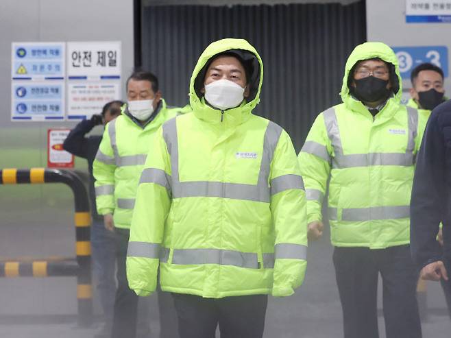 안철수 국민의힘 의원이 27일 경기 평택시에 위치한 한국초저온 코로나19 백신 물류센터를 방문해 GC녹십자, 한국초저온, 질병관리청 관계자들과 초저온백신보관소를 둘러본 뒤 나오고 있다. 사진=뉴시스