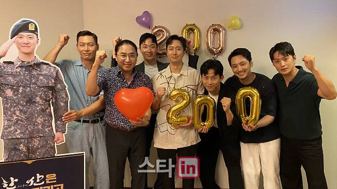 영화 ‘한산: 용의 출현’이 31일 200만 관객을 돌파했다. 김한민(왼쪽에서 두 번째) 감독과 박해일(왼쪽에서 세 번째) 등 출연 배우들이 200만 관객 돌파를 기념하고 있다. (사진=롯데엔터테인먼트)