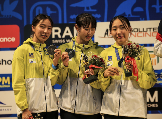 한국 근대5종 여자대표팀이 31일(한국시간) 이집트 알렉산드리아에서 열린 2022 세계선수권대회 여자부 단체전에서 은메달을 따낸 뒤 포즈를 취하고 있다. 사진제공 | 대한근대5종협회