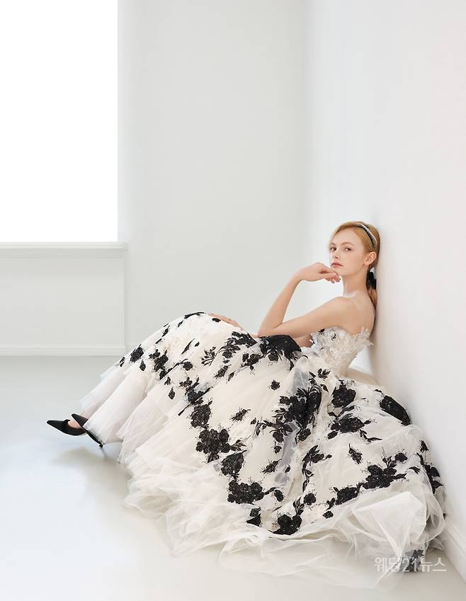 사진 : 웨딩드레스 쥬빌리브라이드(청담점, 대구점, 인천점, 수원점, 대전점, 광주점, 전주점, 청주점, 제주점, 포항점, 천안점), 스튜디오 Art Photography DADA, 포토그래퍼 김욱, 모델 리아, 헤어 이다(Mimm) 메이크업 강지원(Mimm), 스타일링 박소현, 제품협찬 로즈블랑, 장 폴 클라리쎄