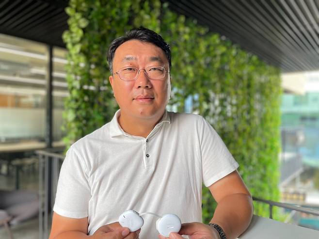 길영준 휴이노 대표가 지난 27일 서울 청담동 본사에서 조선비즈와 인터뷰 하고 있다. 길 대표가 손에 쥔 것은 이 회사가 개발한 원격 심전도 기기 '메모패치'다. /김명지 기자