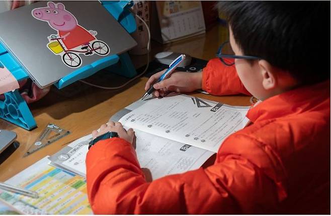 상하이에서 한 어림이가 자기 집에서 숙제를 하고 있다.ⓒ 식스톤 홈페이지 캡처