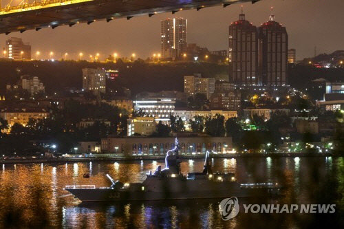 블라디보스토크에서 해군의날 행사 준비하는 러 해군 함정[TASS=연합뉴스 자료사진]