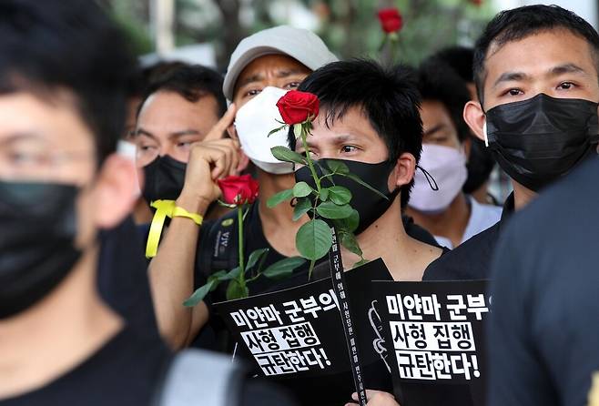 미얀마 민주주의를 지지하는 한국시민사회단체모임, 미얀마 민족통합정부(NUG) 한국대표부, 미얀마 민주주의네트워크 등 회원들이 검은 옷을 입고 30일 오후 서울 광화문 동화면세 백화점 앞에서 미얀마 민주인사 4명에 대해 사형을 집행한 미얀마 군부를 규탄하고 있다. 이들은 성동구 옥수동 미얀마 대사관 무관부 앞까지 행진했다. 김봉규 선임기자 bong9@hani.co.kr