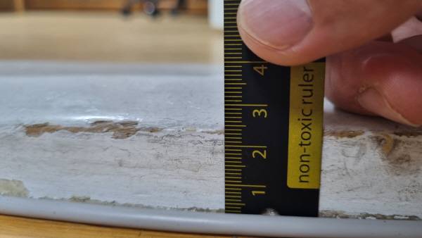 문턱 높이을 재었더니 2센티미터를 넘겼다. 국내에 출시된 대부분의 로봇 청소기는 2센티미터 이상을 넘지 못한다. 정옥재 기자