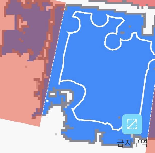 아이리버 에이클 로봇청소기 앱 화면 일부. 붉은색은 베란다. 푸른색과 붉은색이 겹친 부분은 문틀이다. 이 문틀에 청소기가 얹히지 않도록 금지구역으로 설정했다. 설정하면 청소기는 이쪽으로 이동하지 않는다. 하얀 실선은 로봇청소기가 청소 구역을 스케치한 것이다. 정옥재 기자