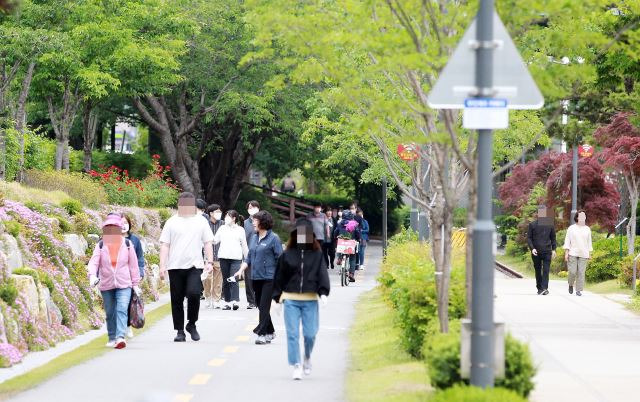 지난달 8일 포항 철길숲을 시민들이 걷고 있다. 문정임 기자