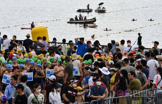 31일 서울 송파구 잠실 한강공원 수중보 일대에서 제18회 서울특별시 철인3종협회장기 아쿠아슬론대회가 열리고 있다.