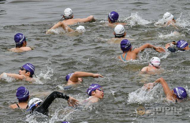 31일 서울 송파구 잠실 한강공원 수중보 일대에서 열린 제18회 서울특별시 철인3종협회장기 아쿠아슬론대회에서 참가자들이 역영하고 있다.