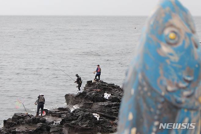 [제주=뉴시스] 양영전 기자 = 31일 제5호 태풍 '송다(SONGDA)'의 간접 영향으로 제주 산지에 300㎜ 넘는 많은 비가 내리고 있는 가운데 이날 오전 제주시 용담 해안도로 인근 해안가 갯바위에서 낚시객들이 비를 맞으며 낚시를 하고 있다. 2022.07.31. 0jeoni@newsis.com