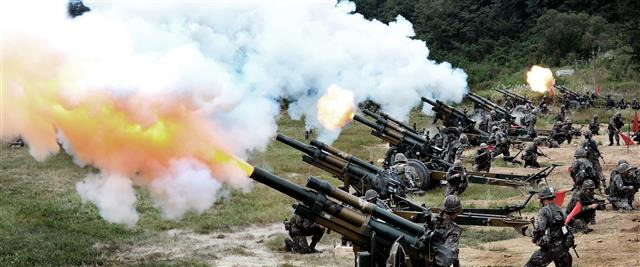 육군 6사단 포병연대 105mm 견인포 사격 훈련. 국방부 제공