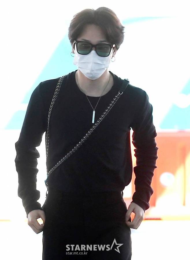 그룹 방탄소년단 지민이 개인일정 차 미국 시카고로 30일 오전 인천국제공항을 통해 출국하고 있다. 2022.07.30 /사진=임성균 기자 tjdrbs23@