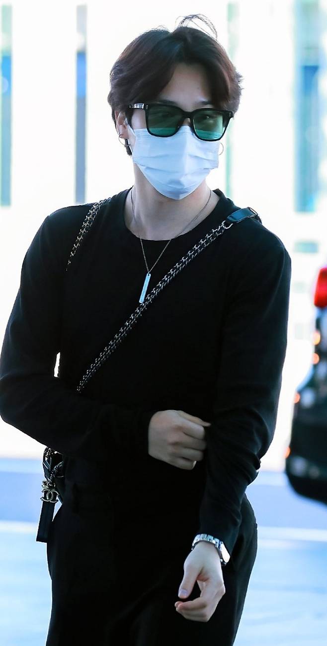 방탄소년단 지민, 공항 빛낸 비주얼 '만점 슈퍼스타'..전세계 트위터 1위