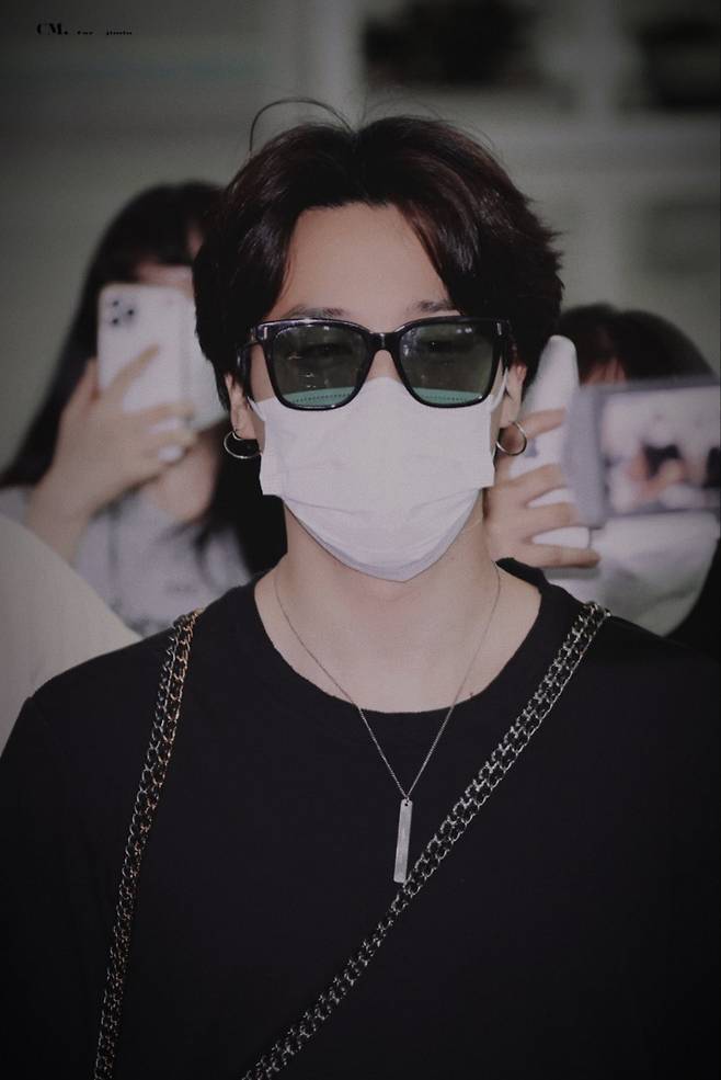 방탄소년단 지민, 공항 빛낸 비주얼 '만점 슈퍼스타'..전세계 트위터 1위