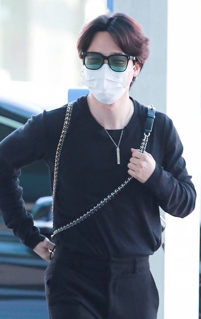 방탄소년단 지민, 공항 빛낸 비주얼 '만점 슈퍼스타'..전세계 트위터 1위
