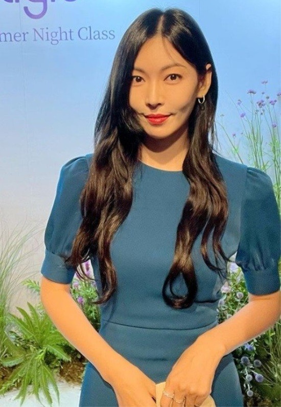 Actor Kim So-yeon showed off her beauty.Kim So-yeon released a few photos of his recent situation through his instagram on the 31st.In the photo posted, Kim So-yeon poses in a photo wall of a venue.He wears an elegant dress with a long straight hair and reminds me of SBS drama Pent House which he played as Chun Seo Jin.In particular, Kim So-yeons unique, intelligent and sophisticated atmosphere stands out. The alluring figure captures the attention of the viewers at once.On the other hand, Kim So-yeon, who married actor Lee Sang-woo, is scheduled to appear in TVNs new drama Gumiho 1938.Gumiho1938 is expected to provide another fun with Season 1 by action action by Lee Yeon-yeon (Lee Dong-wook), who was in a chaos era in 1938.Photo: Kim So-yeon Instagram