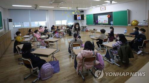 [연합뉴스 자료사진]   (광주=연합뉴스) 천정인 기자 = 지난 3월2일 오전 광주 서구 치평초등학교에서 신종 코로나바이러스 감염증(코로나19) 확산을 방지하기 위해 초등학교 1학년 입학식이 반별로 이뤄지고 있다. 2022.3.2