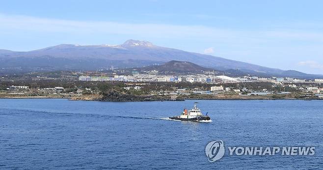 제주 한라산과 서귀포 바다 [연합뉴스 자료사진]