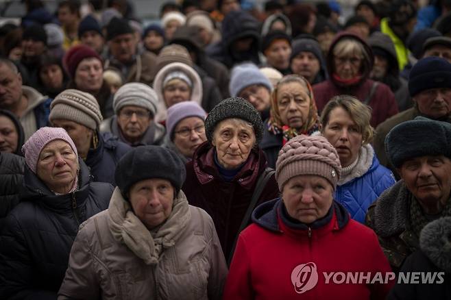 우크라이나 전쟁 100일째…"난민 680만명 해외로" 유엔난민기구(UNHCR)는 러시아의 우크라이나 침공 100일째를 맞은 6월 3일 전쟁으로 인해 우크라이나 국민 680만 명이 우크라이나를 떠난 것으로 추산된다고 밝혔다. 사진은 지난 4월 18일 키이우 외각 부차에서 우크라이나 국민들이 적십자사의 음식 보급을 기다리는 모습. [연합뉴스 자료사진]